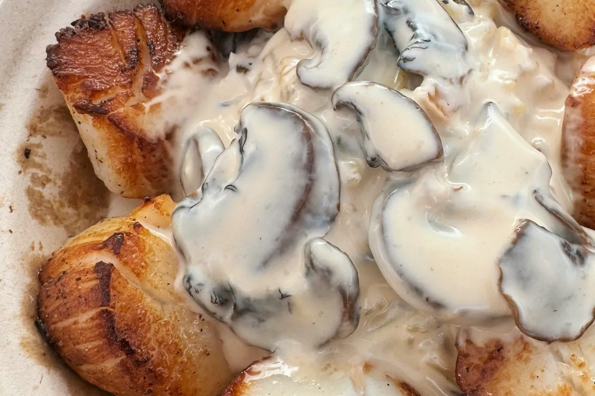 Delicious pan-fried scallops with creamy mushroom sauce.
