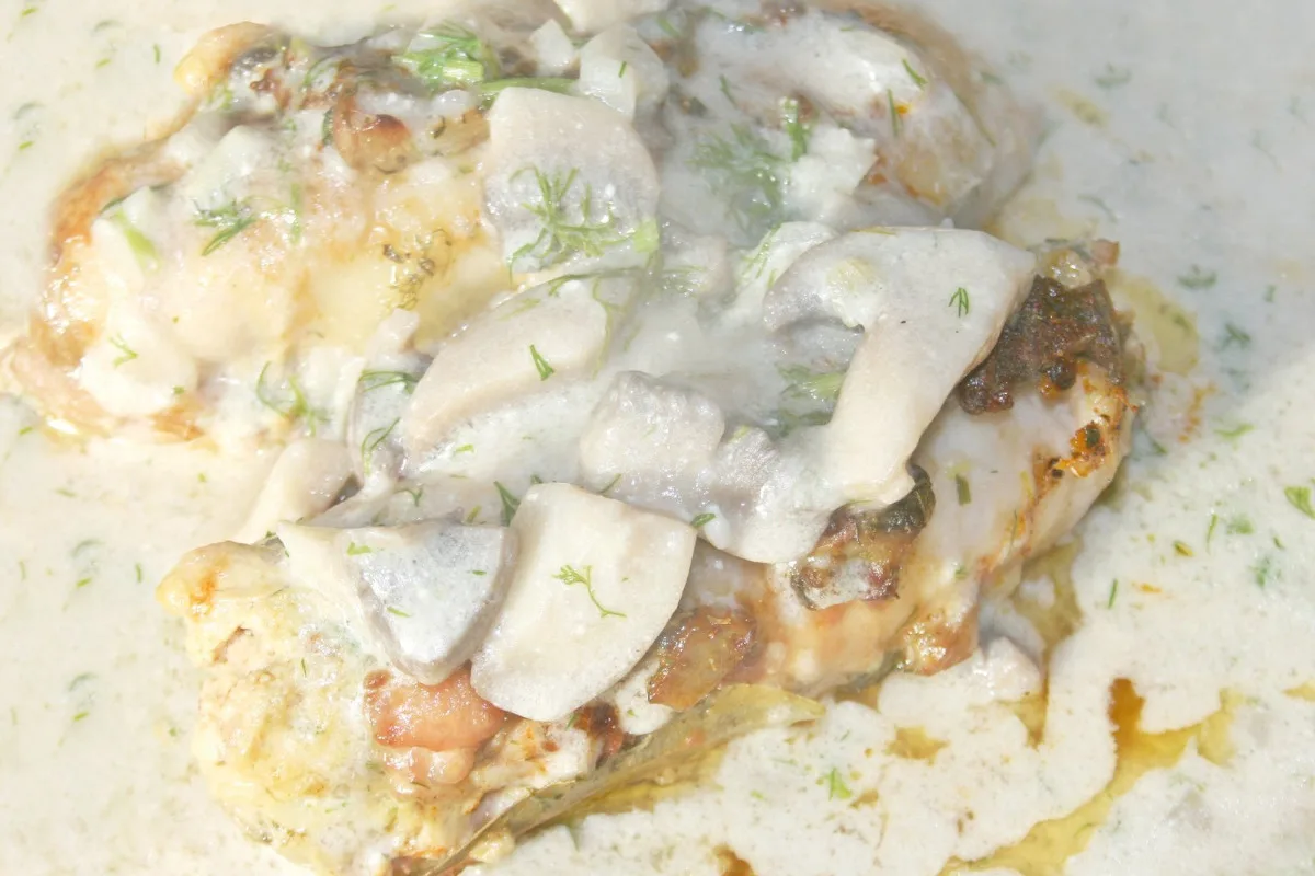 Crispy chicken coated with Creamy mushroom sauce.