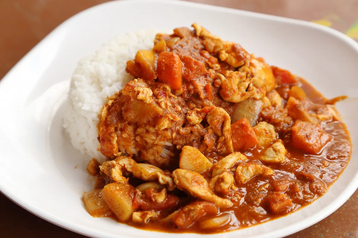 Chicken and rice sauced with spicy chicken curry sauce.