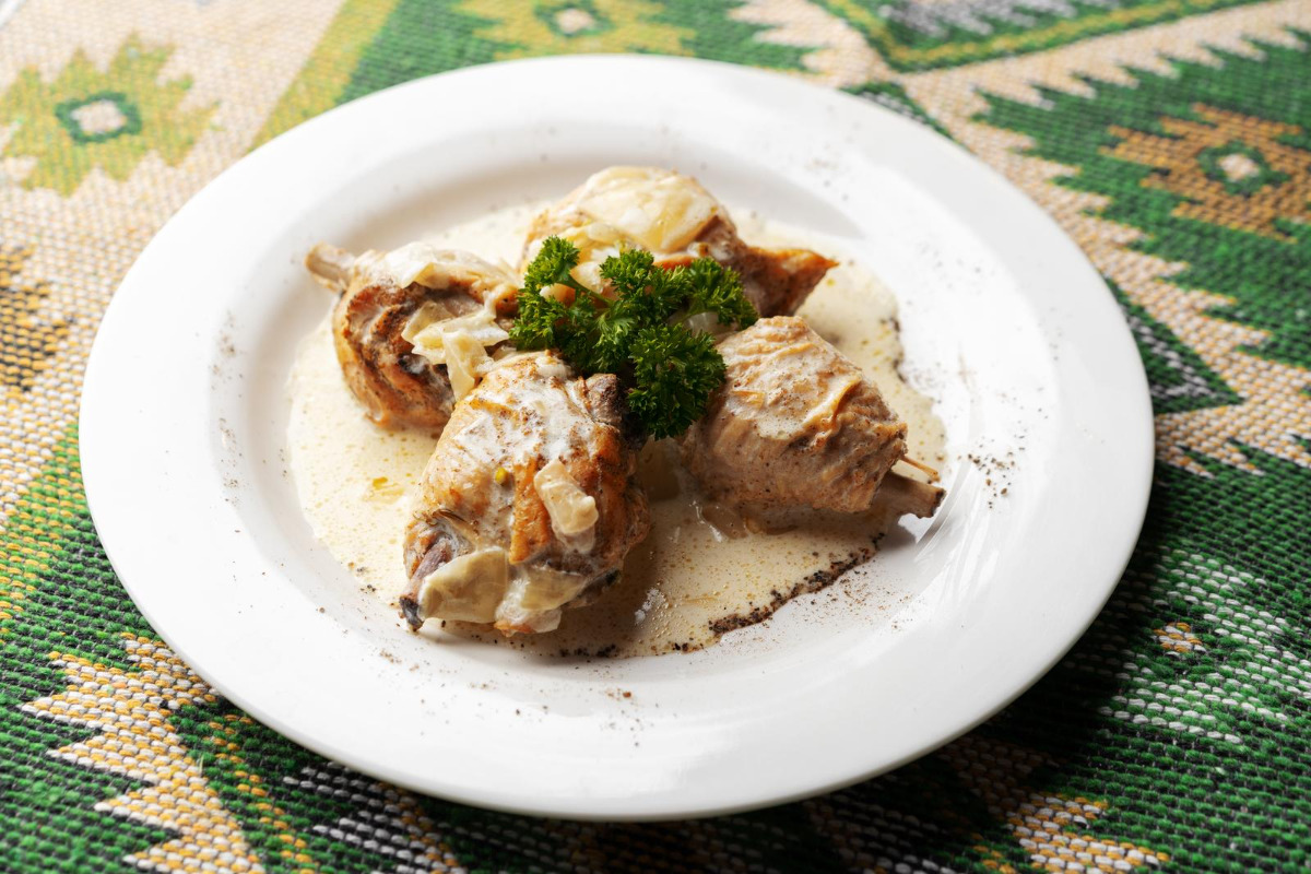 Delicious chicken sauced with creamy mushroom sauce.