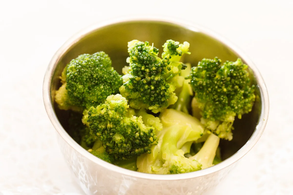 A bowl of freshly steamed broccoli.