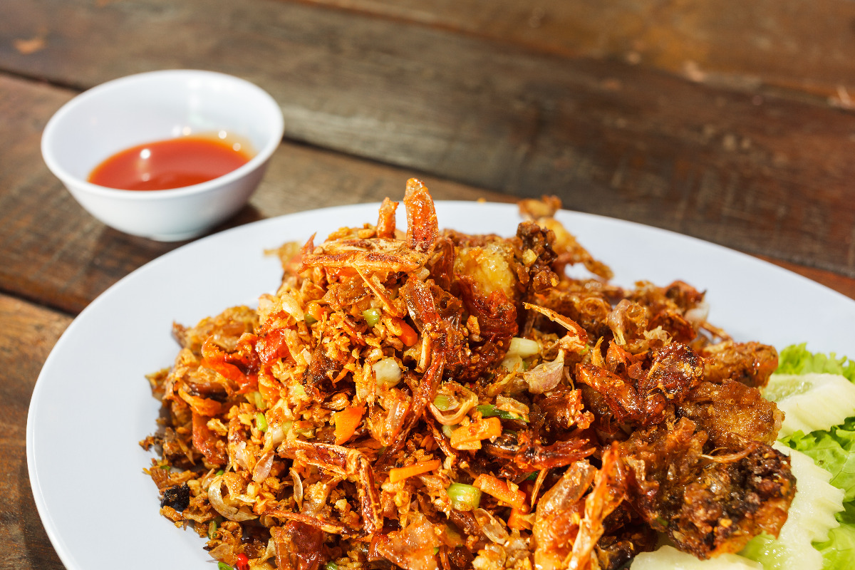 A plate of fried soft shell crab with garlic and spicy diablo sauce.