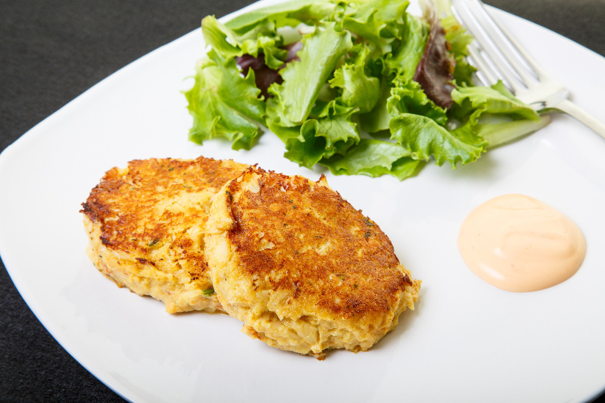 Delicious crab cakes with lettuce and lemon aioli.