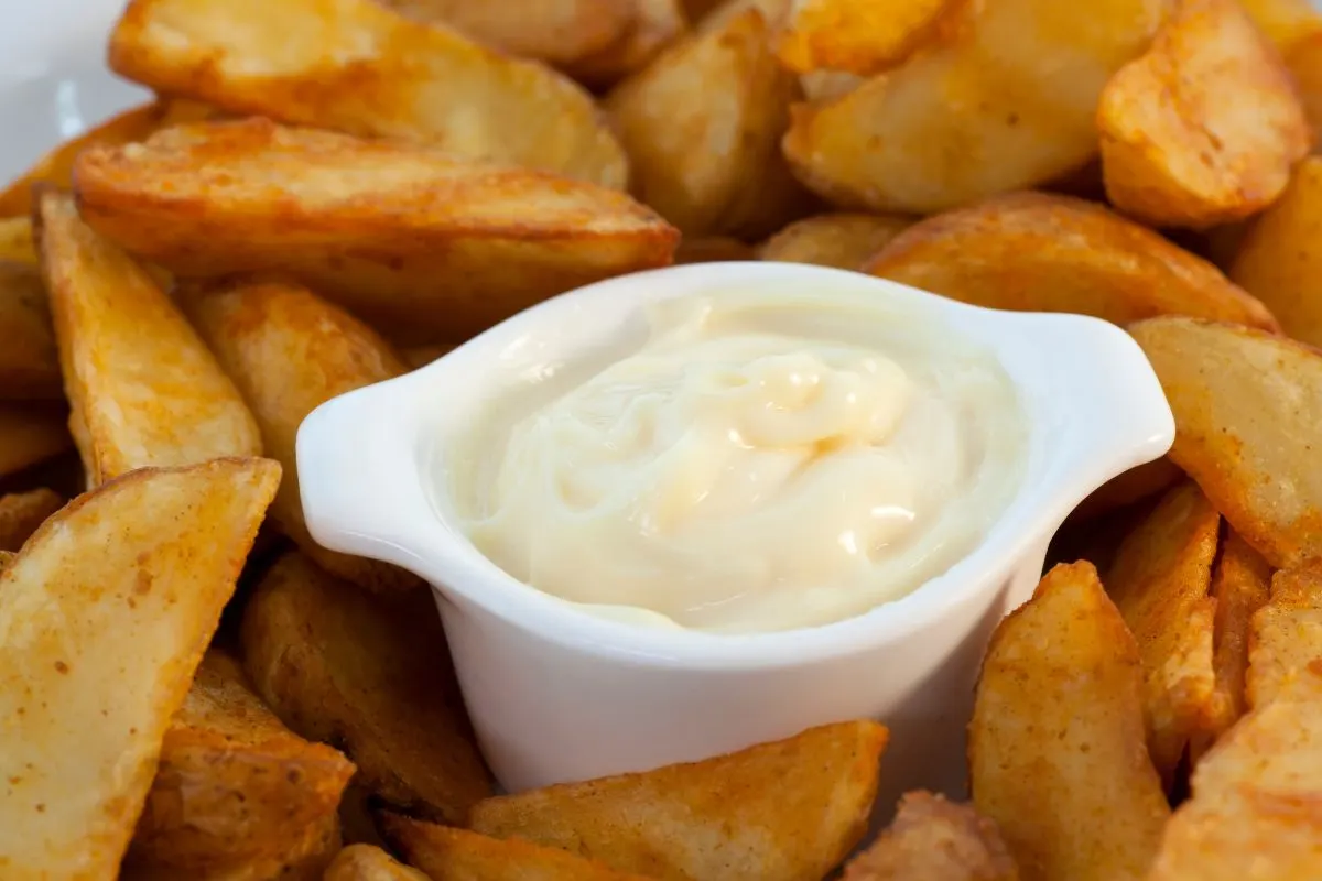 Potato wedges with a side of special garlic sauce.